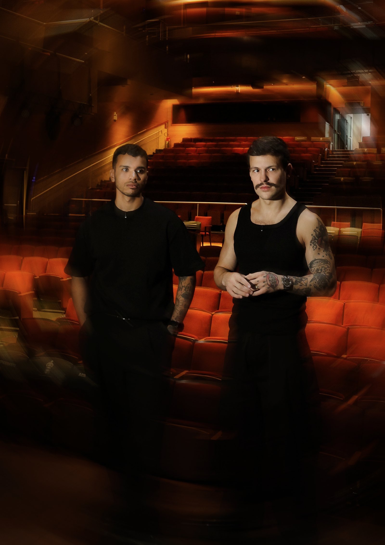 Luan Otten e Saulo Poncio, da UM44K, entre as poltronas de um teatro